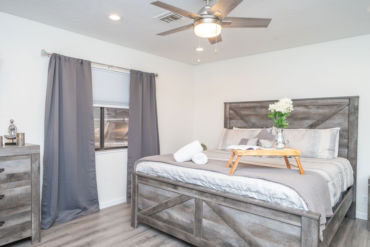 SLEEPES 12*BOAT PARKING*POOL* BEAUTIFUL! - Lake Havasu City