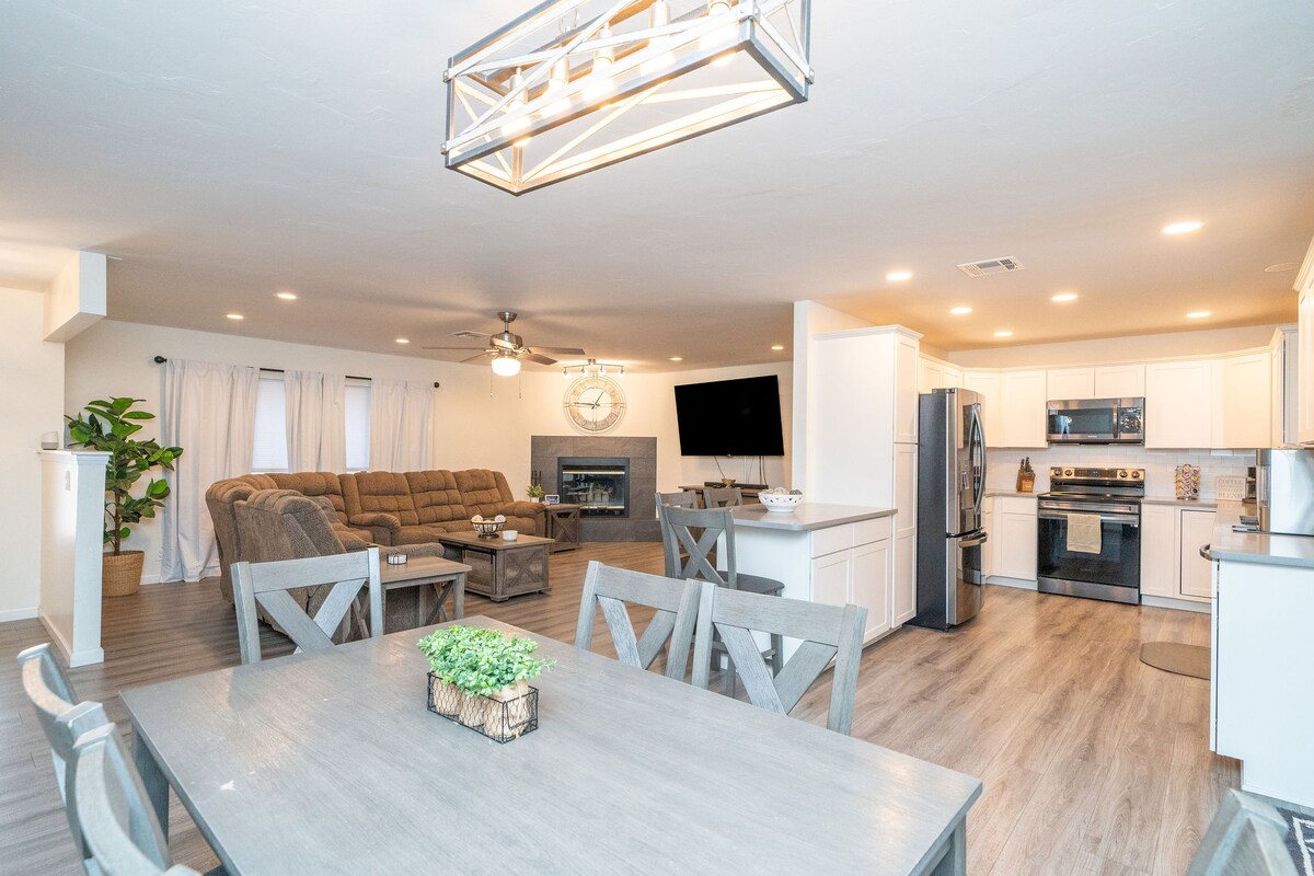 SLEEPES 12*BOAT PARKING*POOL* BEAUTIFUL! - Lake Havasu City