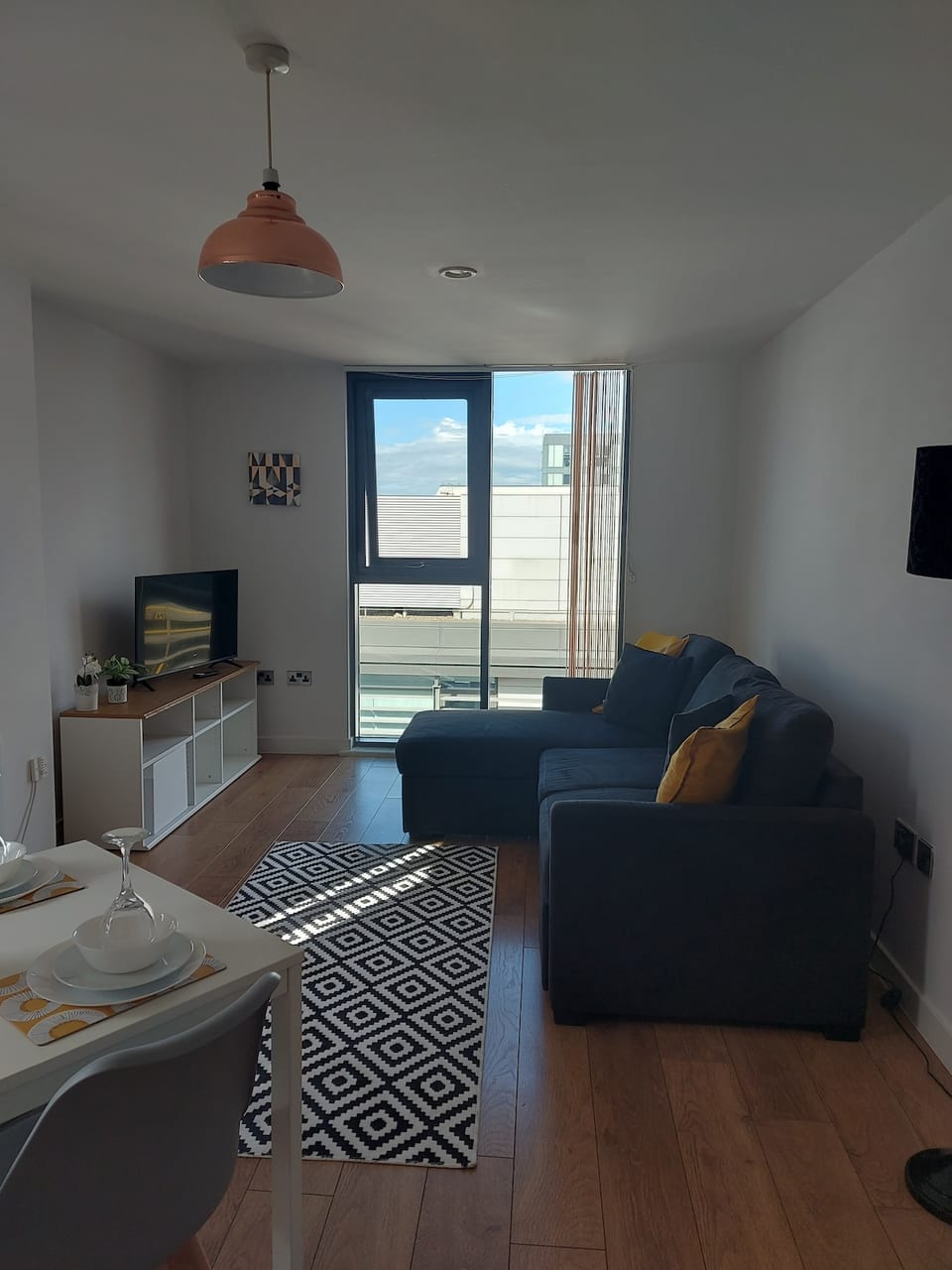Open plan living + dining area. Sofa / sofabed, TV