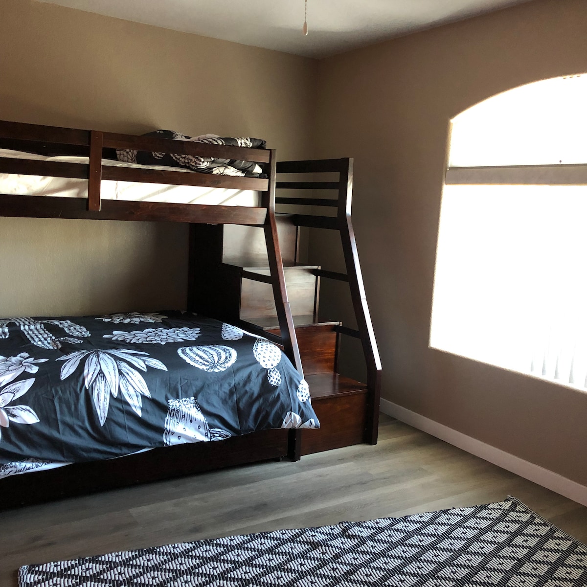 RETREAT, RELAX, REPEAT! 3/2 w POOL. CLOSE TO LAKE! - Lake Havasu City