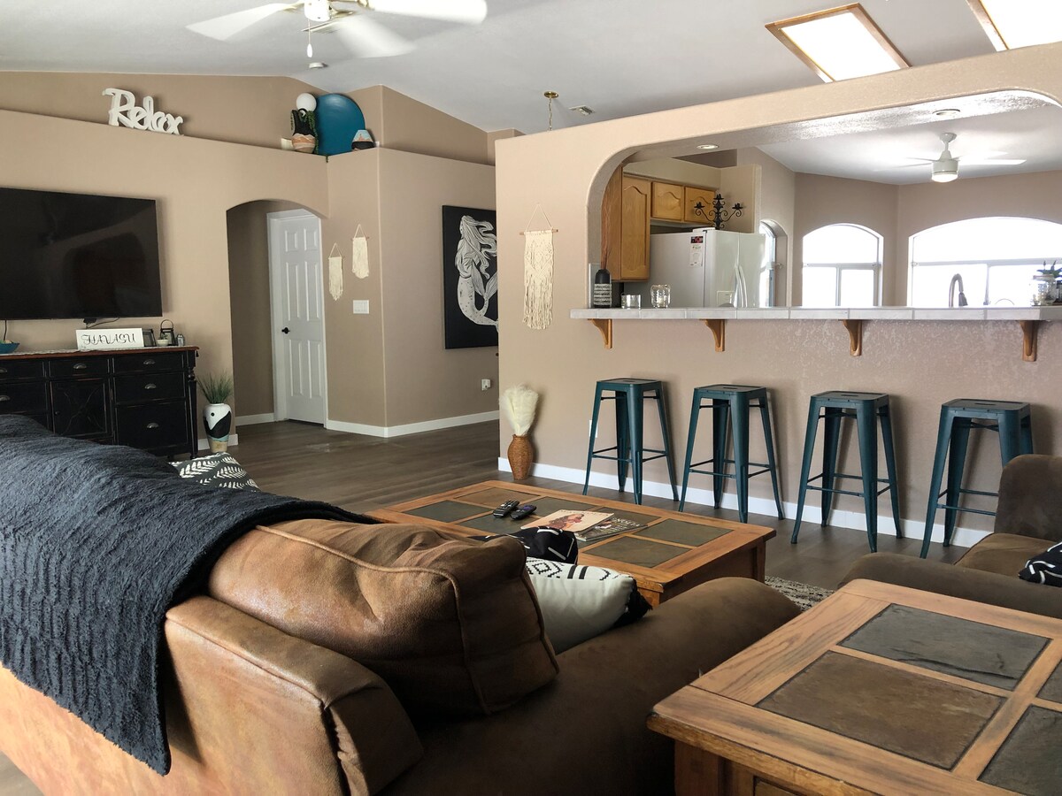 RETREAT, RELAX, REPEAT! 3/2 w POOL. CLOSE TO LAKE! - Lake Havasu City