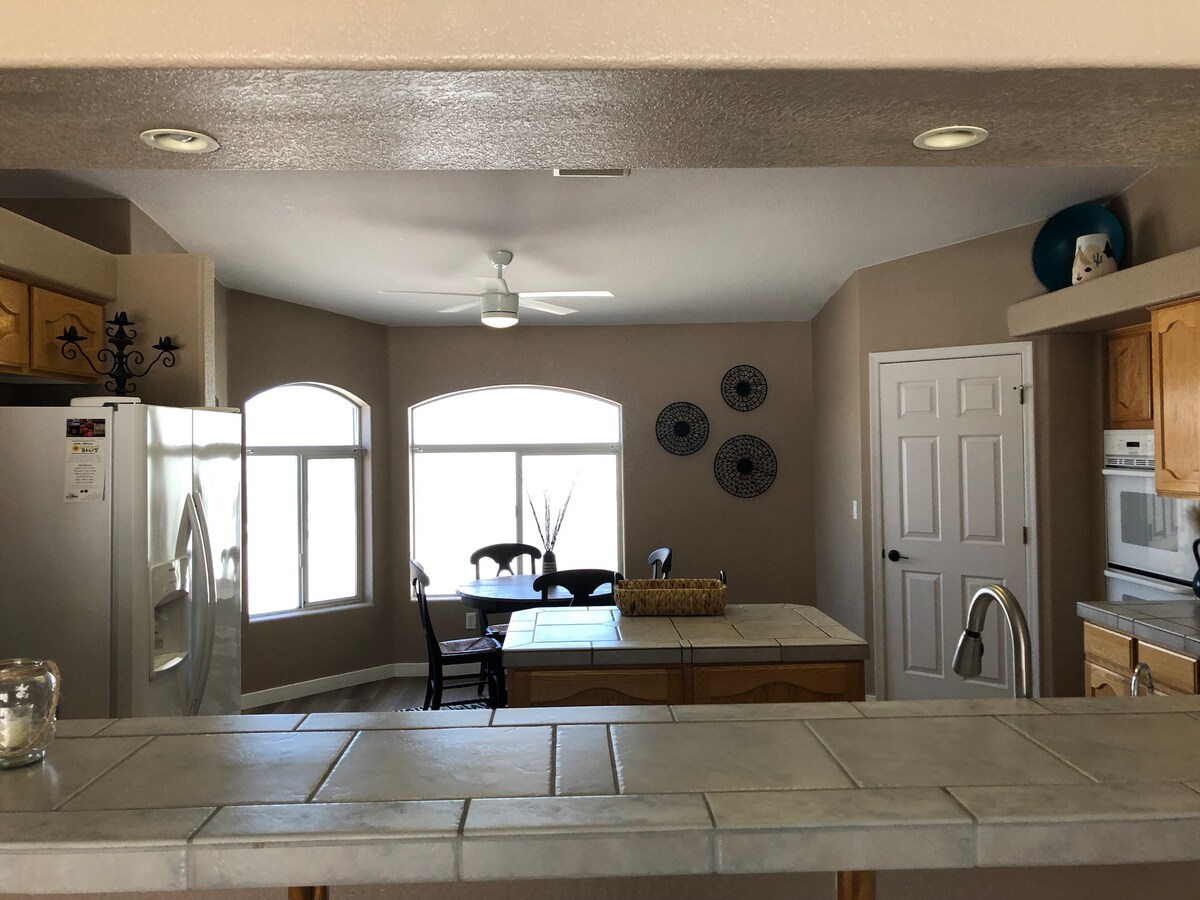 RETREAT, RELAX, REPEAT! 3/2 w POOL. CLOSE TO LAKE! - Lake Havasu City