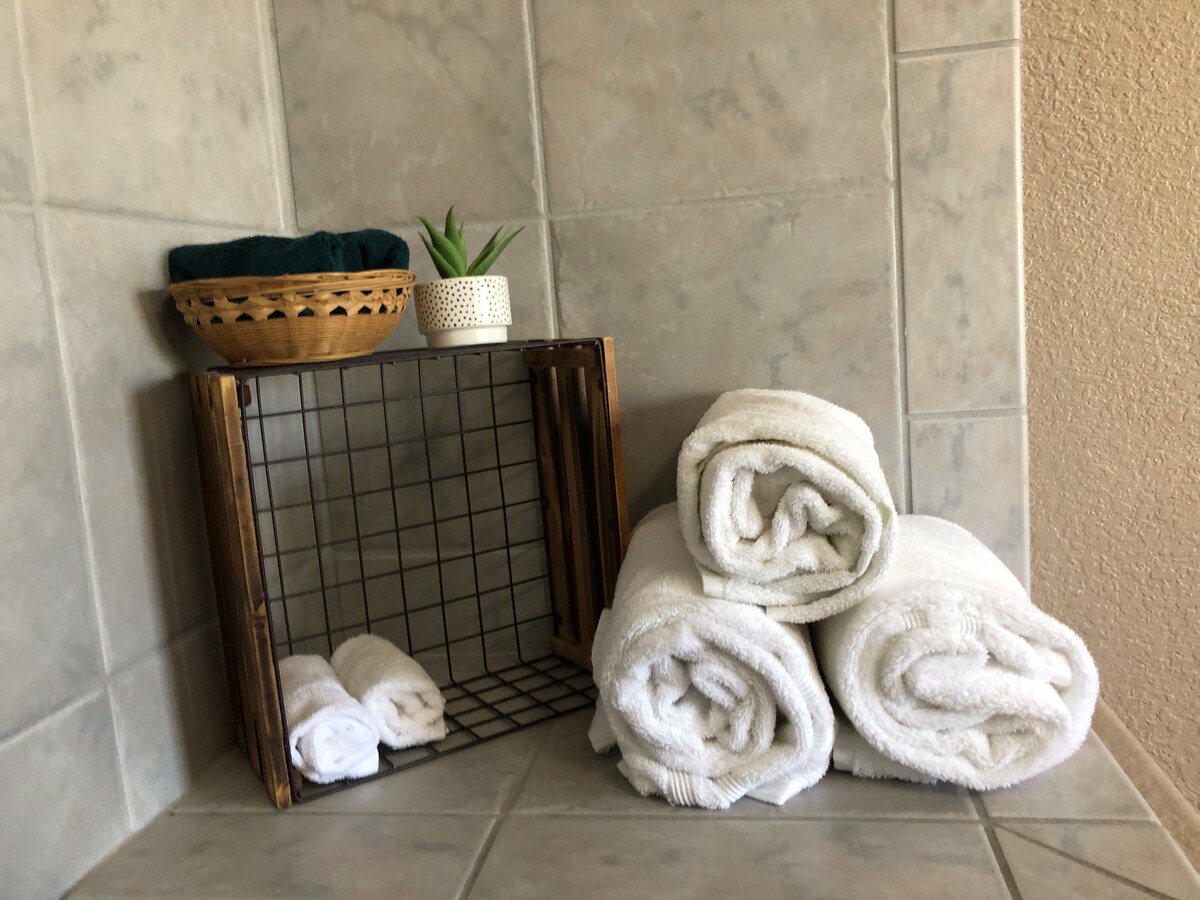 RETREAT, RELAX, REPEAT! 3/2 w POOL. CLOSE TO LAKE! - Lake Havasu City