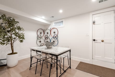 990ft²๏Heart of Georgetown๏99 Walk Score๏Smart TV๏