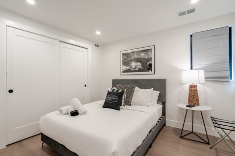 990ft²๏Heart of Georgetown๏99 Walk Score๏Smart TV๏