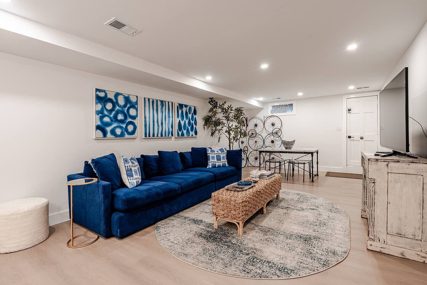 990ft²๏Heart of Georgetown๏99 Walk Score๏Smart TV๏