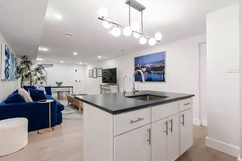 990ft²๏Heart of Georgetown๏99 Walk Score๏Smart TV๏