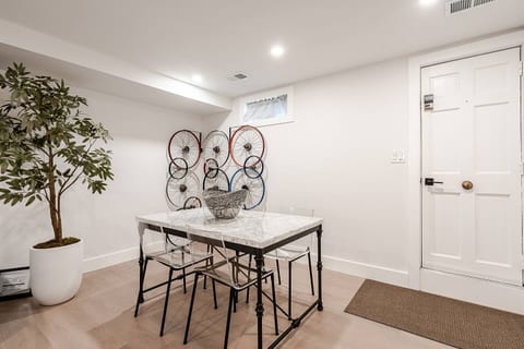 990ft²๏Heart of Georgetown๏99 Walk Score๏Smart TV๏