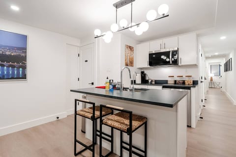 990ft²๏Heart of Georgetown๏99 Walk Score๏Smart TV๏
