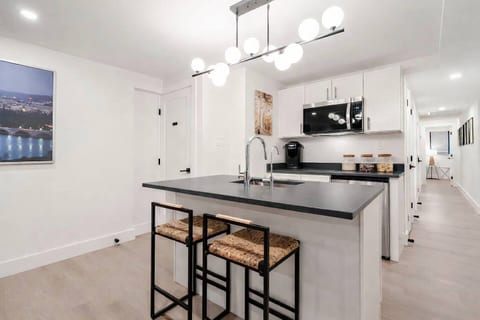 990ft²๏Heart of Georgetown๏99 Walk Score๏Smart TV๏