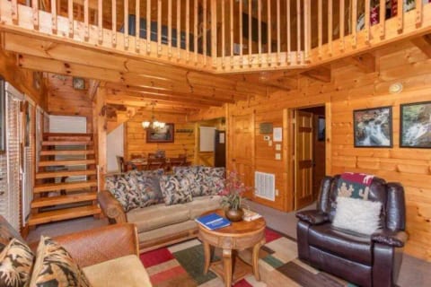 "Smokey Max Cabin", 2 bed 2 bath 8 people sleeping