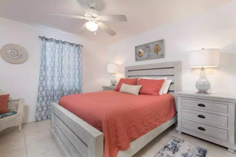 Condo 1 queen en suite bedroom.