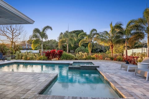 Mins to Anna Maria Beaches! Saltwater Pool/Hot Tub