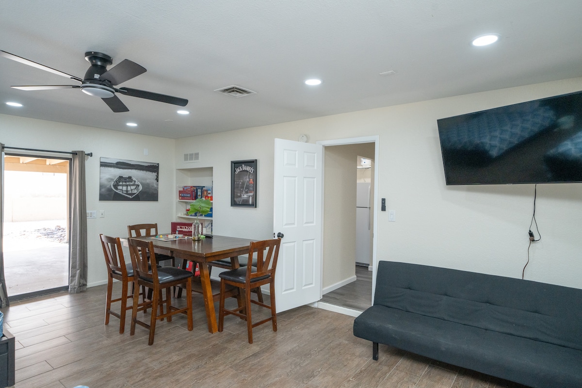 4/2 Sleeps 12 POOL SPACIOUS and Parking - Lake Havasu City