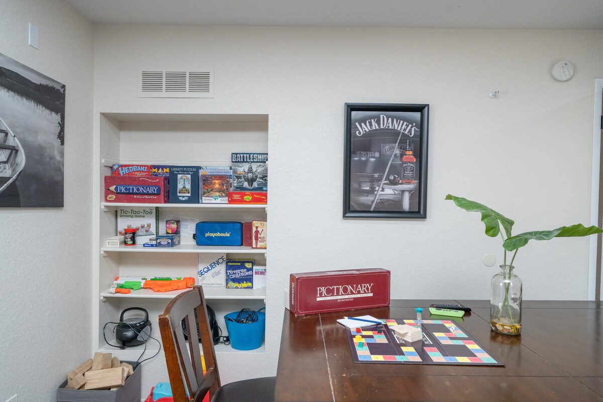 4/2 Sleeps 12 POOL SPACIOUS and Parking - Lake Havasu City