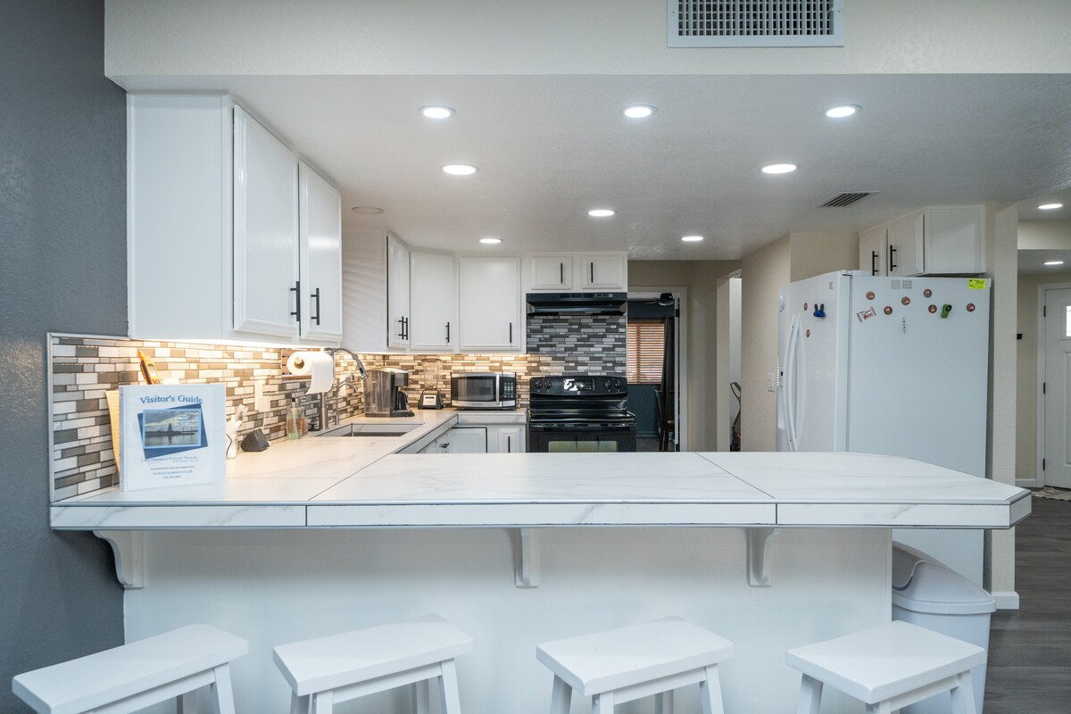 4/2 Sleeps 12 POOL SPACIOUS and Parking - Lake Havasu City