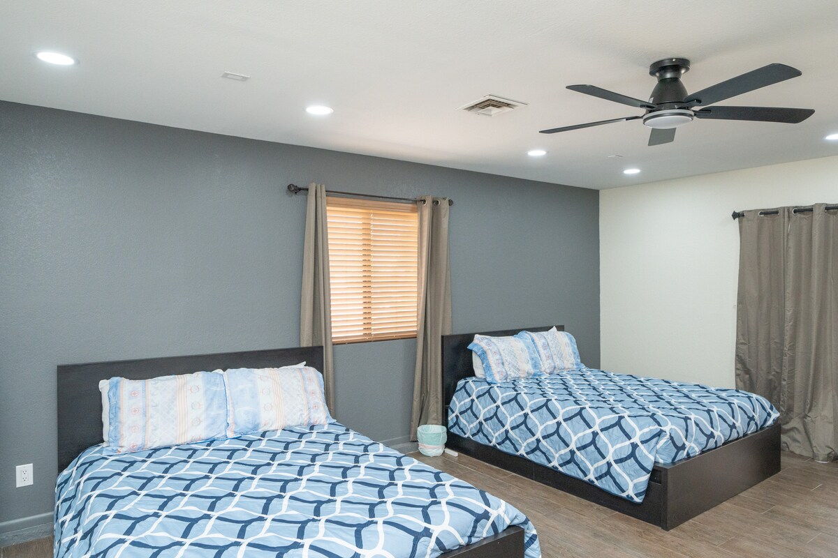 4/2 Sleeps 12 POOL SPACIOUS and Parking - Lake Havasu City