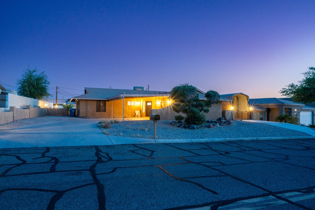 4/2 Sleeps 12 POOL SPACIOUS and Parking - Lake Havasu City