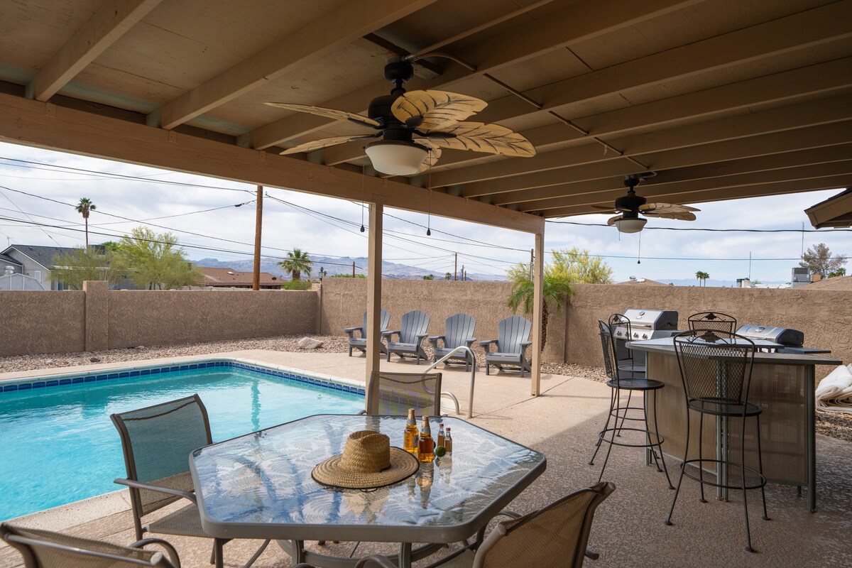 4/2 Sleeps 12 POOL SPACIOUS and Parking - Lake Havasu City