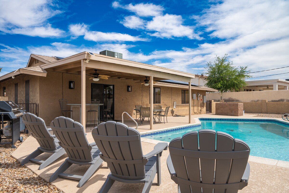 4/2 Sleeps 12 POOL SPACIOUS and Parking - Lake Havasu City