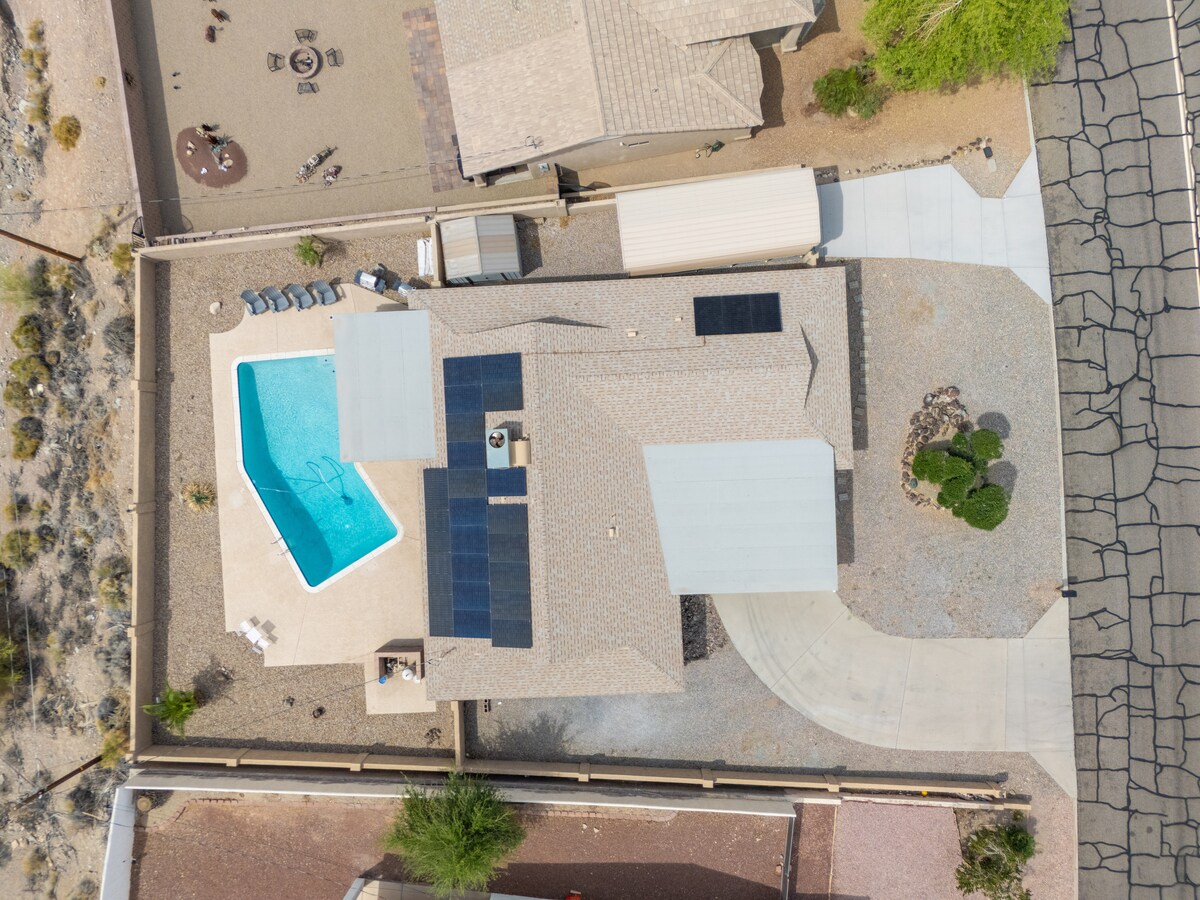 4/2 Sleeps 12 POOL SPACIOUS and Parking - Lake Havasu City