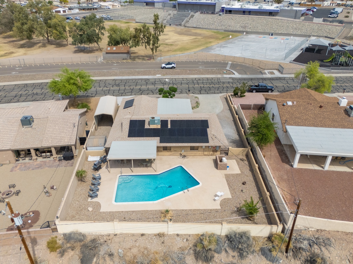 4/2 Sleeps 12 POOL SPACIOUS and Parking