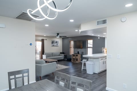 4/2 Sleeps 12 POOL SPACIOUS and Parking