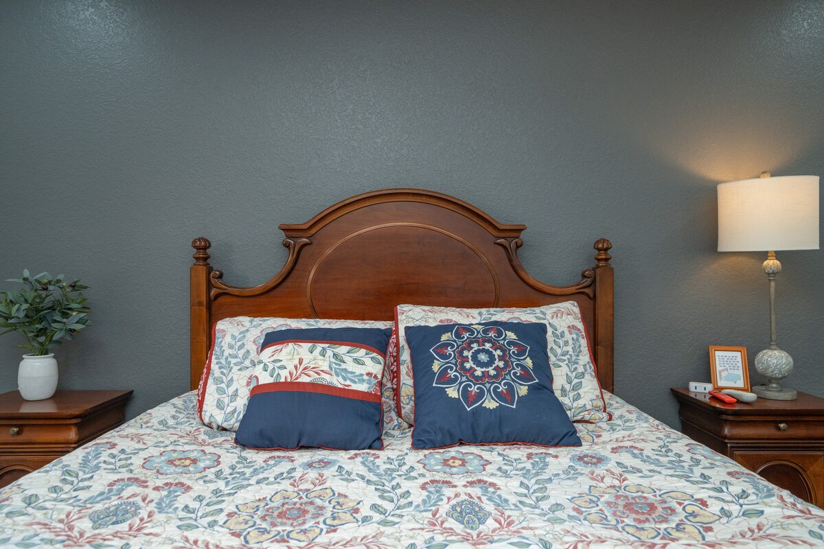 4/2 Sleeps 12 POOL SPACIOUS and Parking - Lake Havasu City