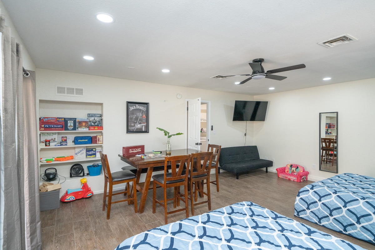 4/2 Sleeps 12 POOL SPACIOUS and Parking - Lake Havasu City