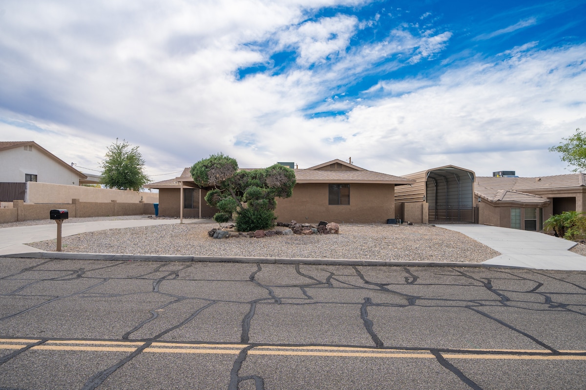 4/2 Sleeps 12 POOL SPACIOUS and Parking - Lake Havasu City