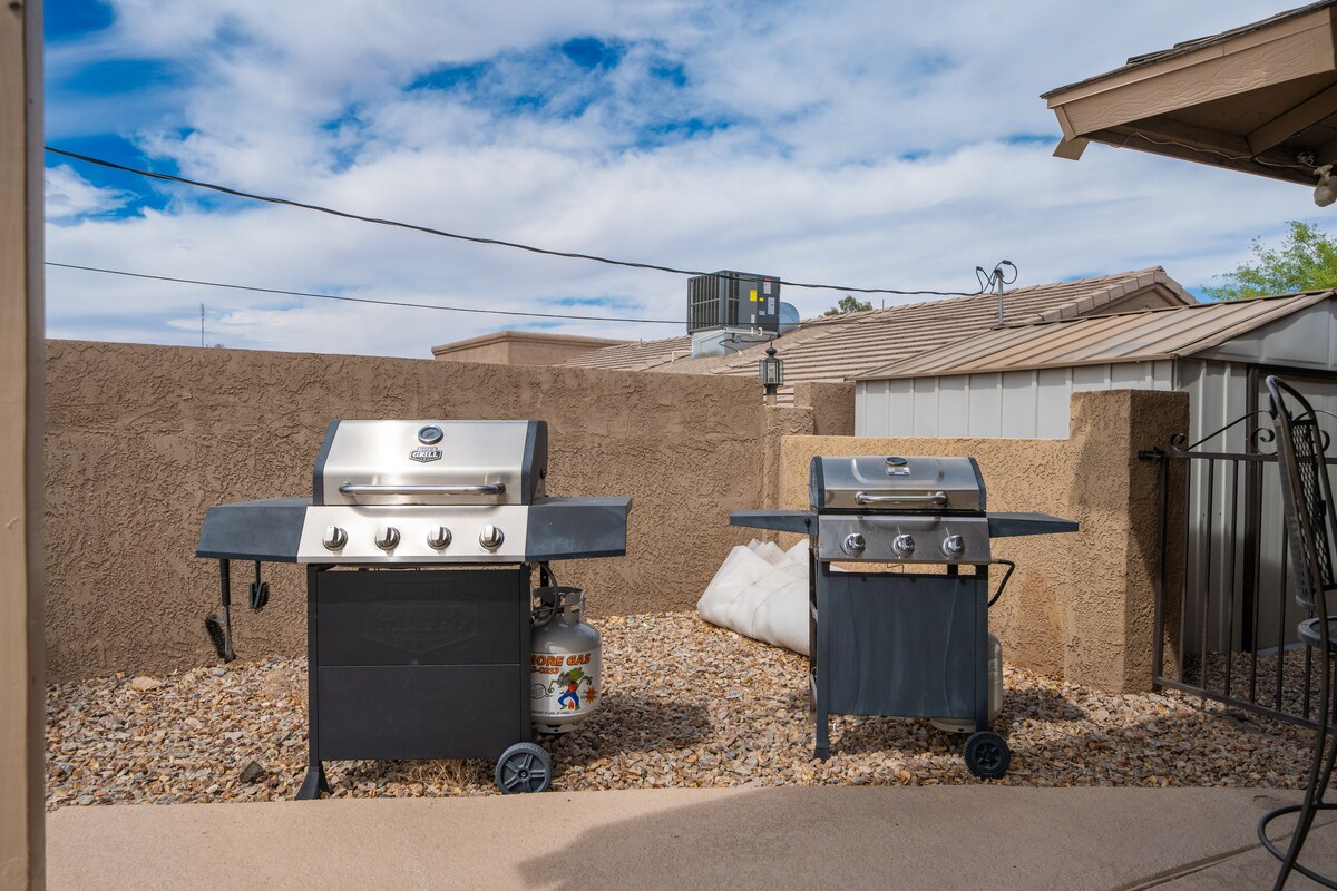4/2 Sleeps 12 POOL SPACIOUS and Parking - Lake Havasu City