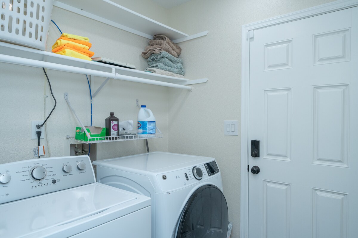 4/2 Sleeps 12 POOL SPACIOUS and Parking - Lake Havasu City