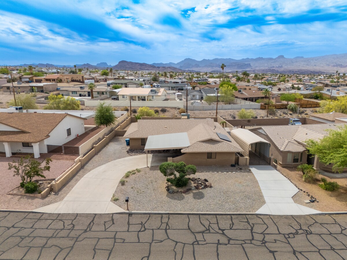 4/2 Sleeps 12 POOL SPACIOUS and Parking - Lake Havasu City