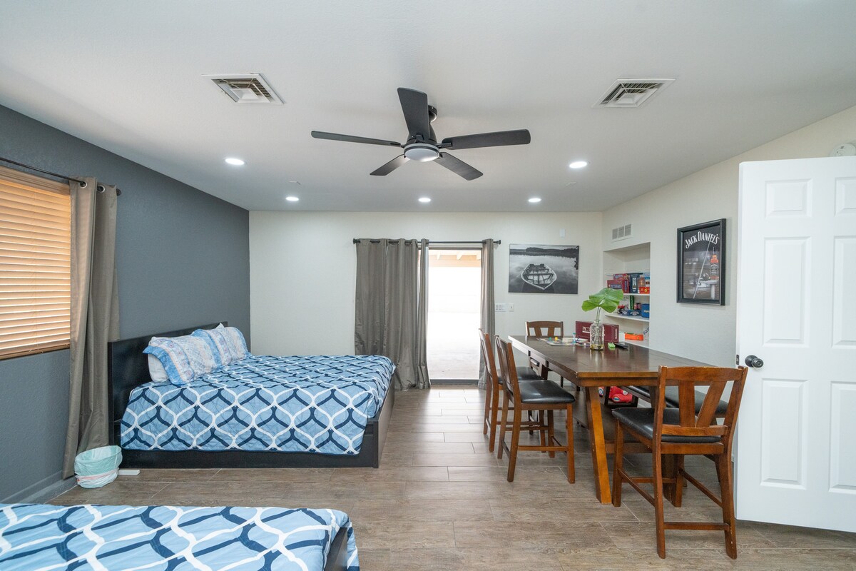 4/2 Sleeps 12 POOL SPACIOUS and Parking - Lake Havasu City