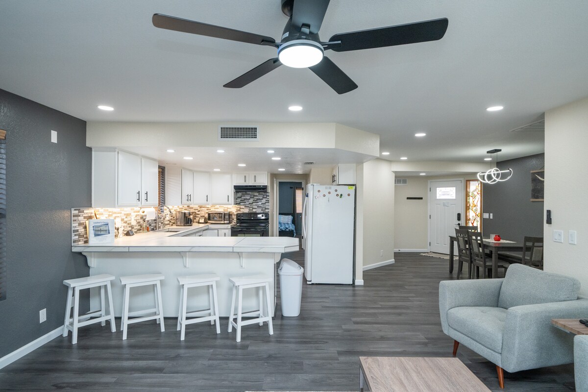 4/2 Sleeps 12 POOL SPACIOUS and Parking - Lake Havasu City