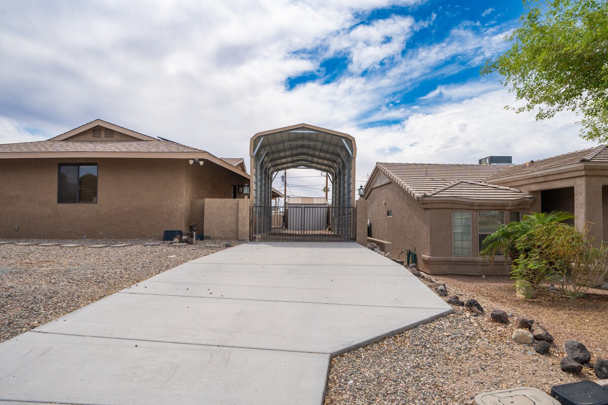 4/2 Sleeps 12 POOL SPACIOUS and Parking - Lake Havasu City