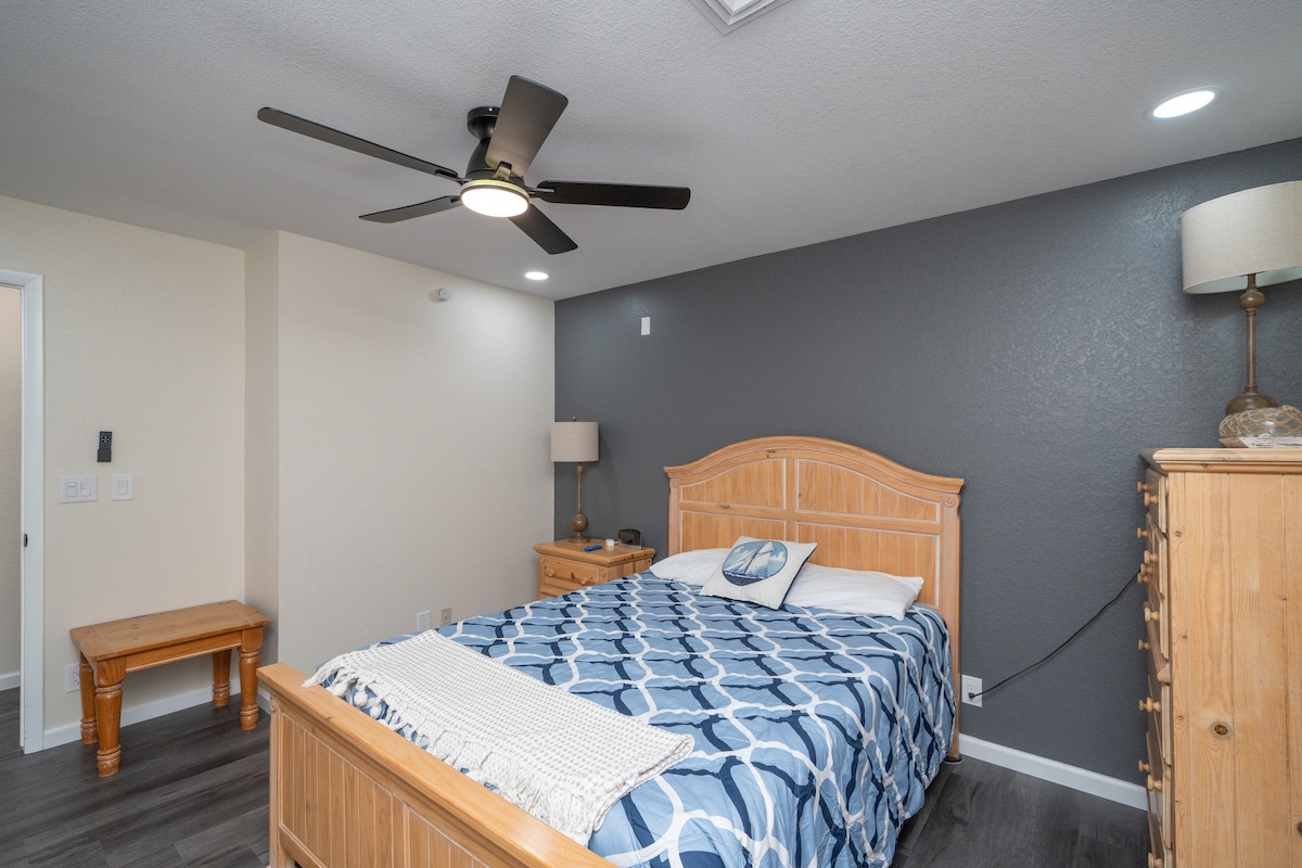 4/2 Sleeps 12 POOL SPACIOUS and Parking - Lake Havasu City