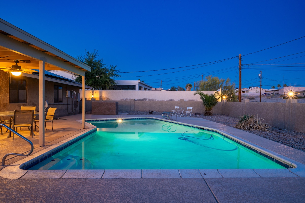 4/2 Sleeps 12 POOL SPACIOUS and Parking - Lake Havasu City
