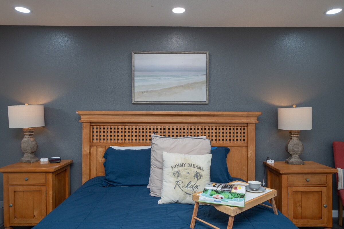 4/2 Sleeps 12 POOL SPACIOUS and Parking - Lake Havasu City