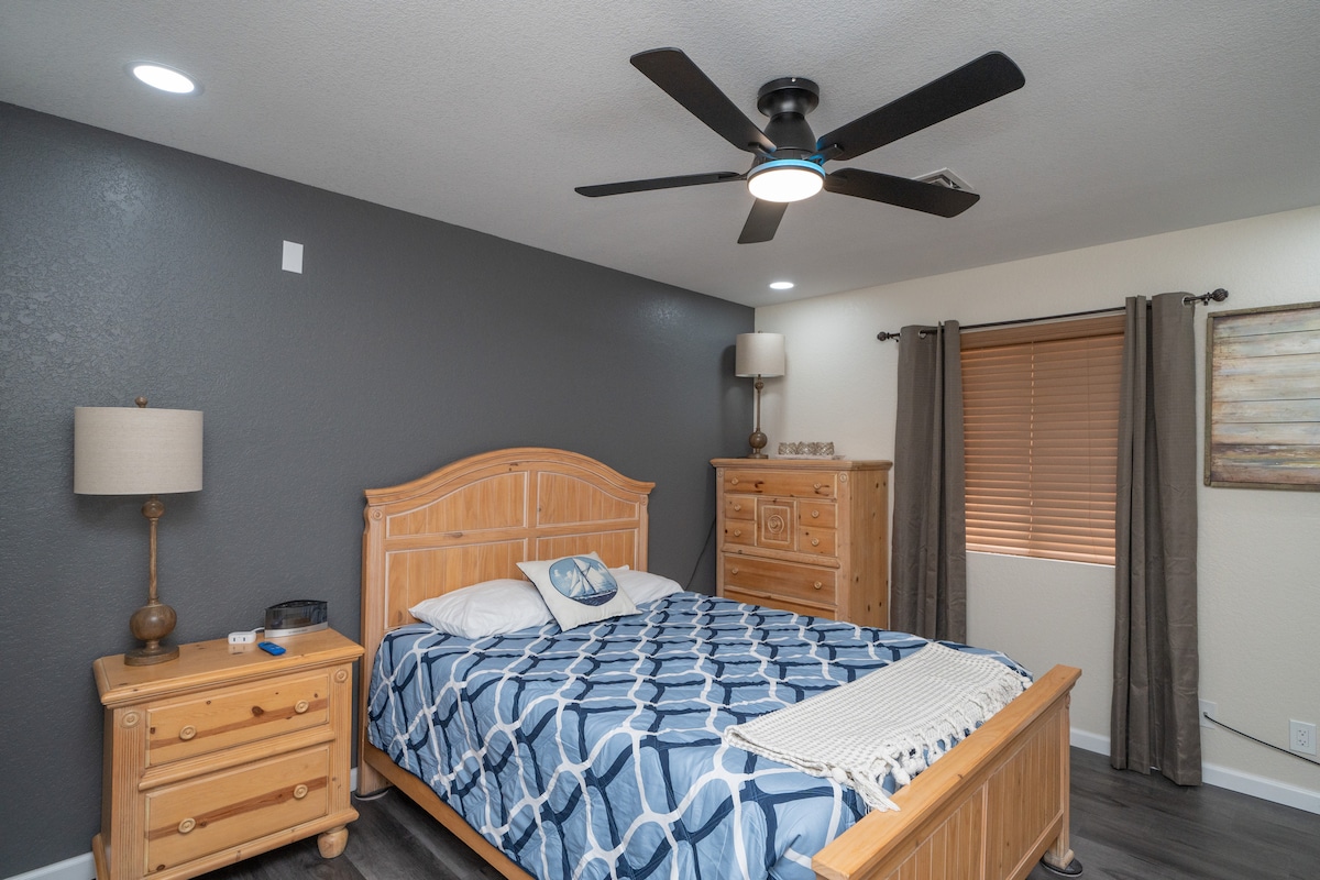 4/2 Sleeps 12 POOL SPACIOUS and Parking - Lake Havasu City