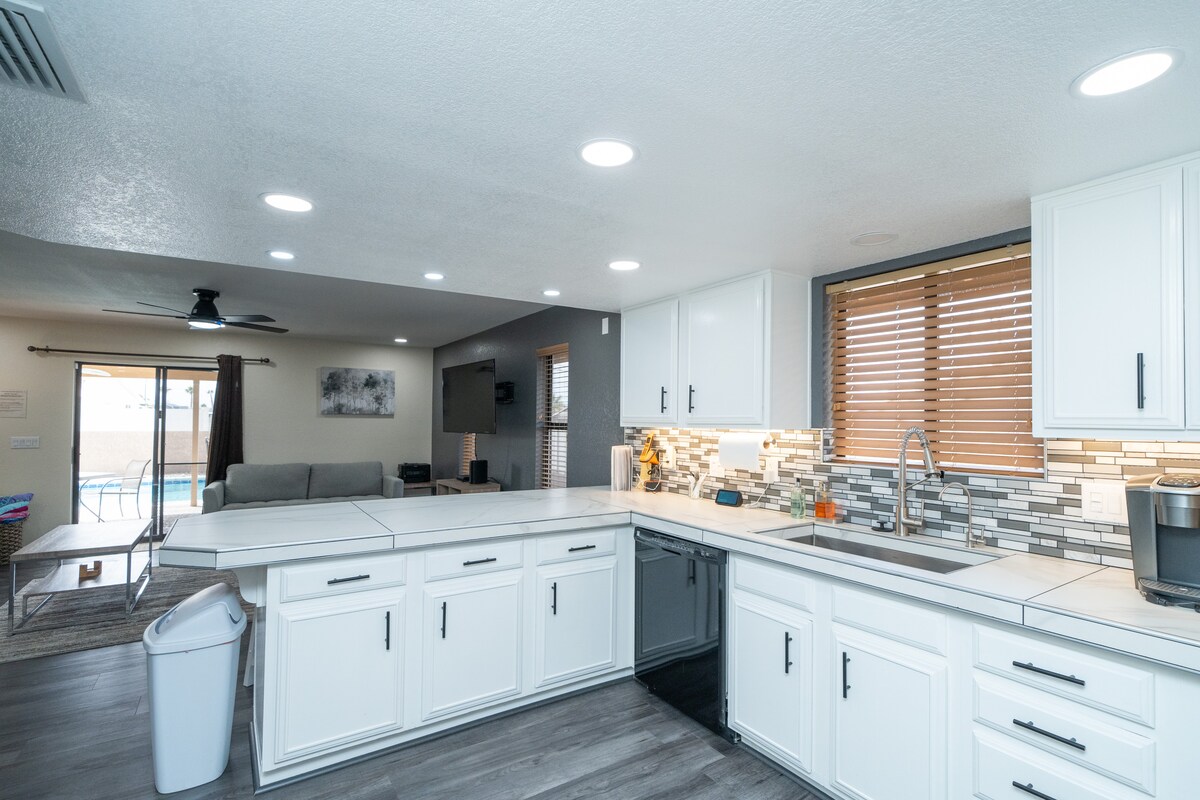 4/2 Sleeps 12 POOL SPACIOUS and Parking - Lake Havasu City