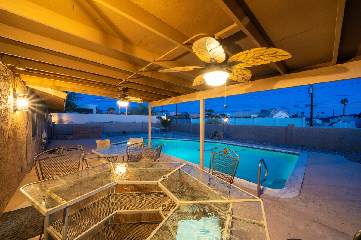 4/2 Sleeps 12 POOL SPACIOUS and Parking - Lake Havasu City