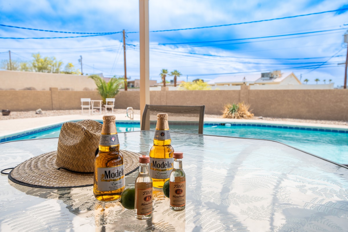 4/2 Sleeps 12 POOL SPACIOUS and Parking - Lake Havasu City