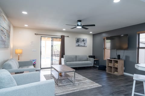 4/2 Sleeps 12 POOL SPACIOUS and Parking