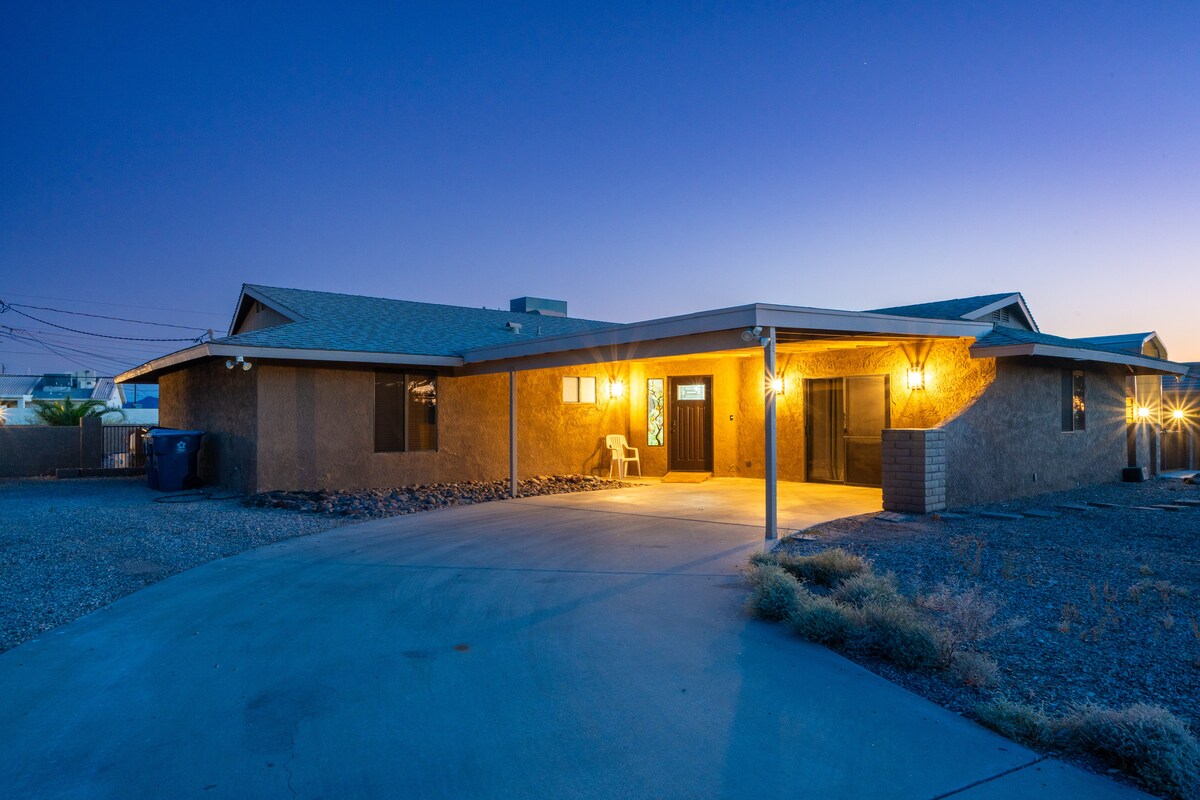 4/2 Sleeps 12 POOL SPACIOUS and Parking - Lake Havasu City