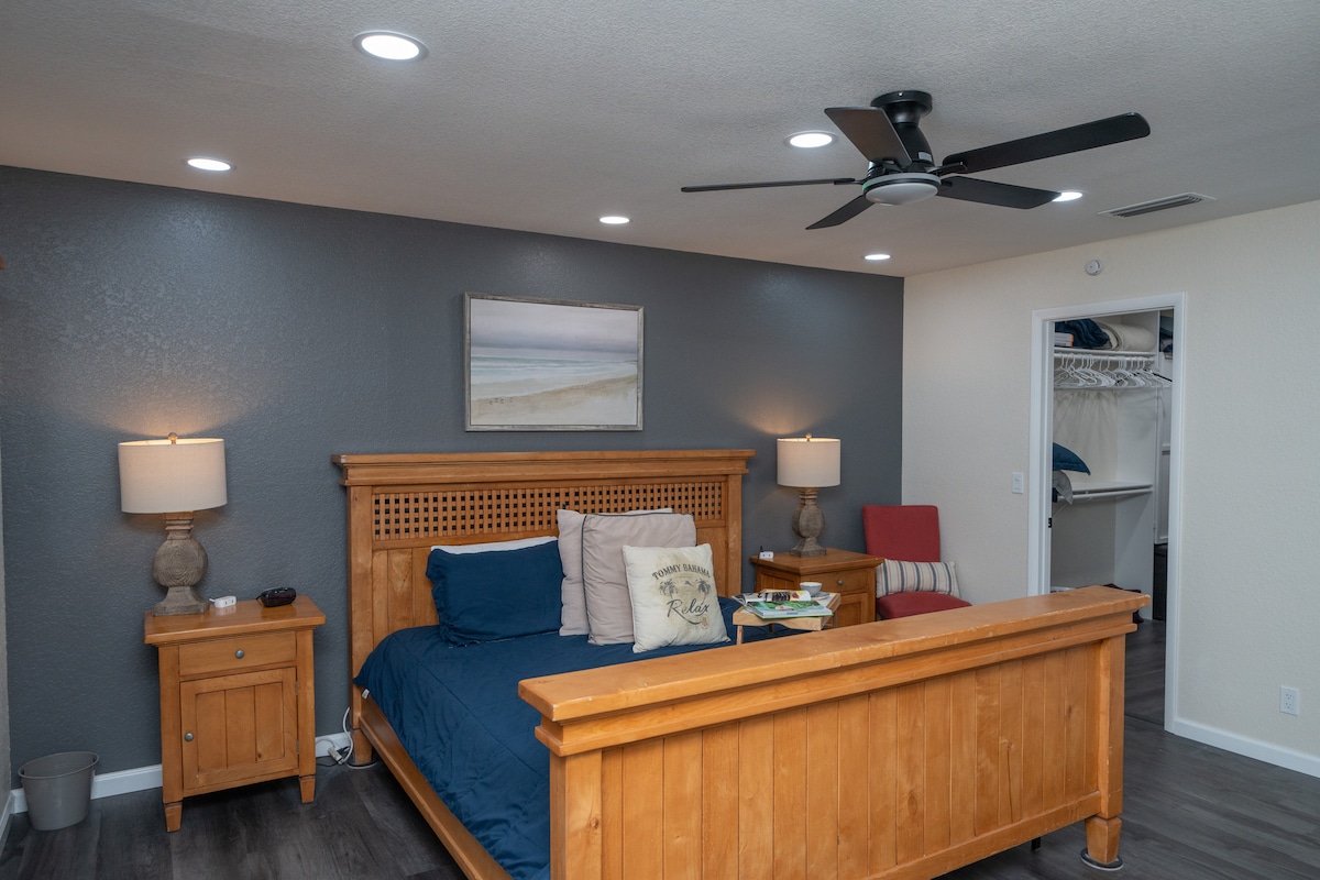 4/2 Sleeps 12 POOL SPACIOUS and Parking - Lake Havasu City