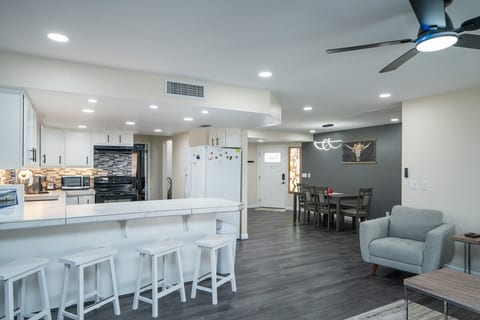 4/2 Sleeps 12 POOL SPACIOUS and Parking