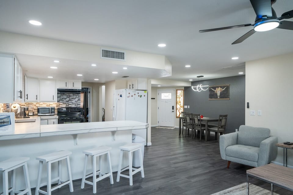 4/2 Sleeps 12 POOL SPACIOUS and Parking - Lake Havasu City