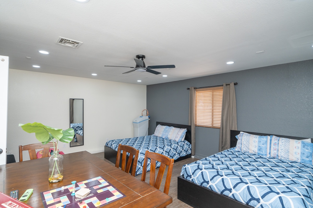 4/2 Sleeps 12 POOL SPACIOUS and Parking - Lake Havasu City