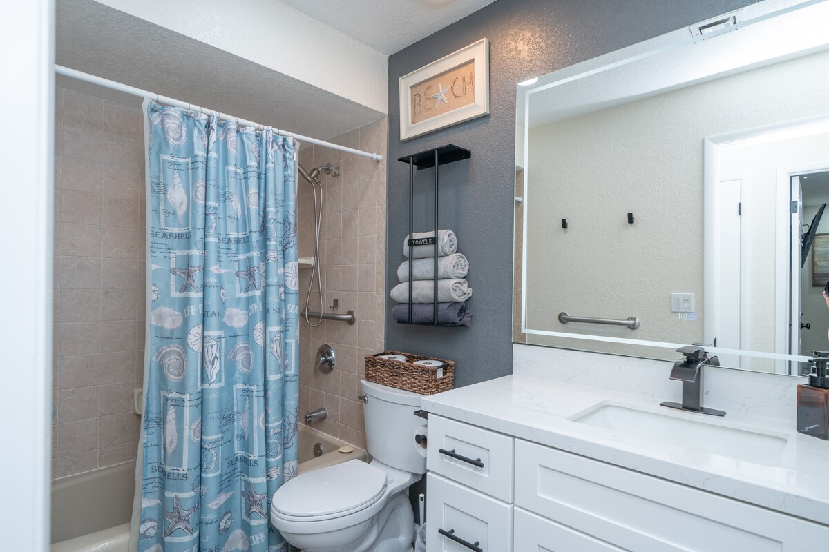 4/2 Sleeps 12 POOL SPACIOUS and Parking - Lake Havasu City